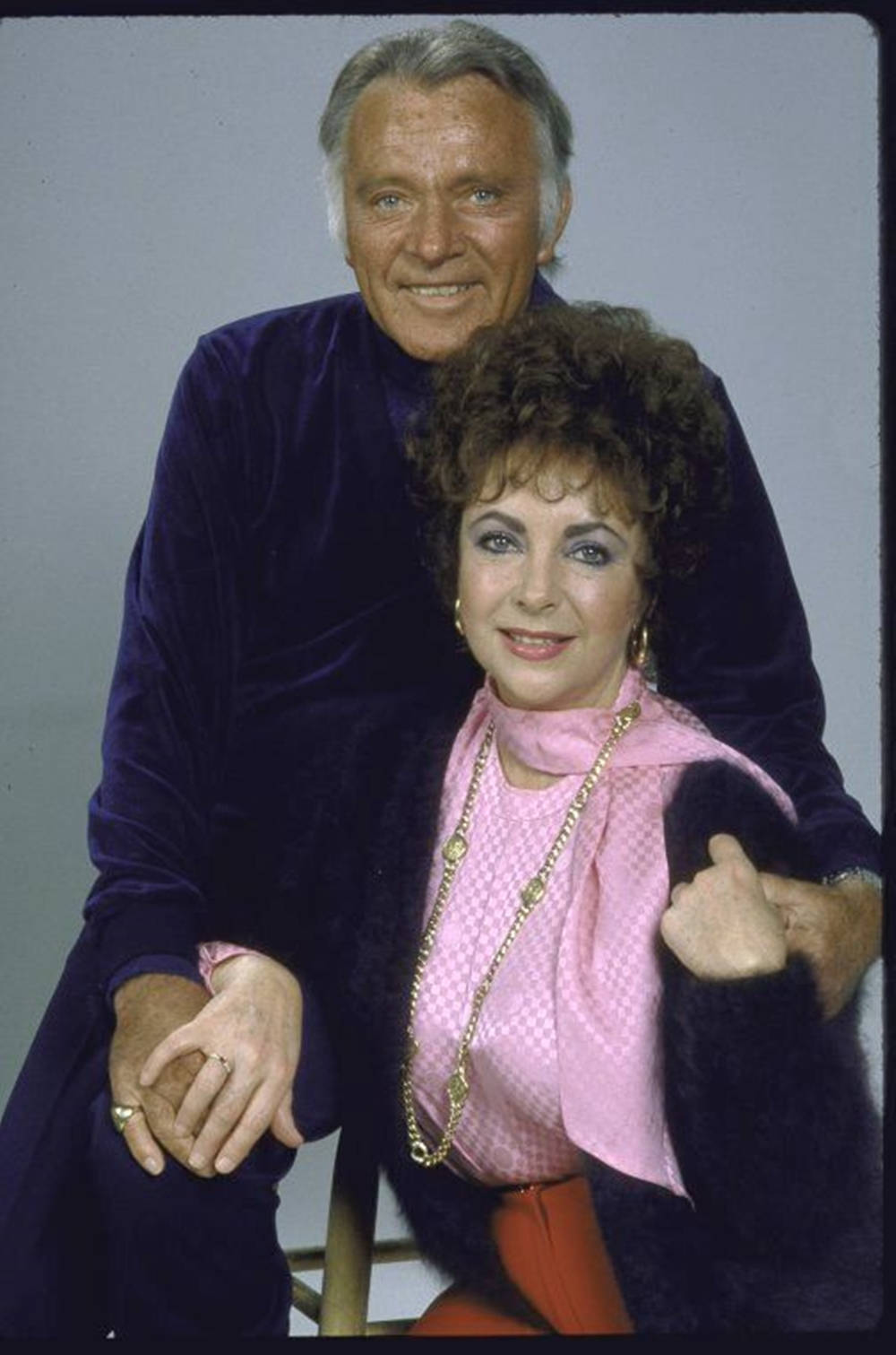 Studio Photo Of Elizabeth Taylor And Richard Burton Background