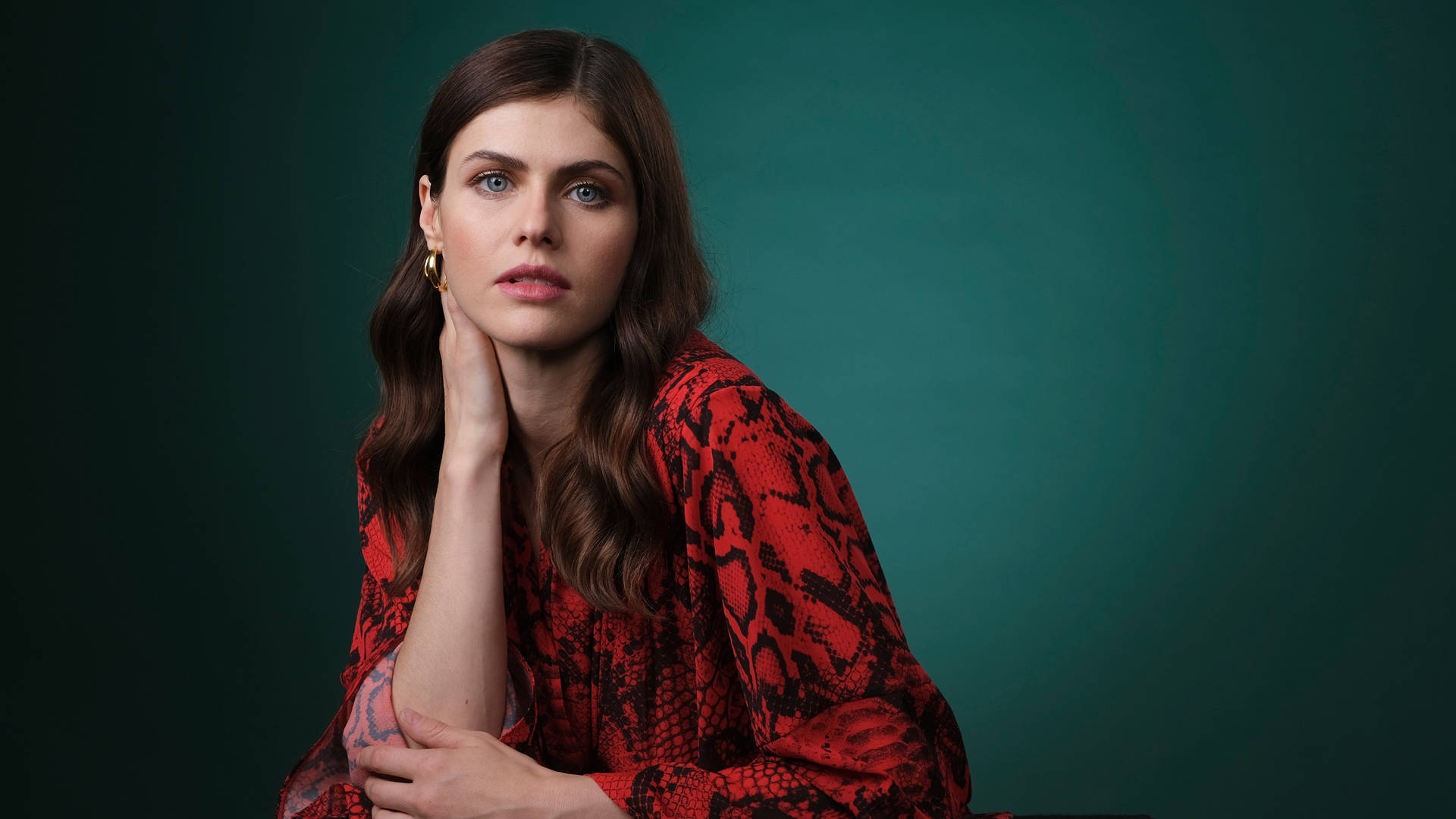 Stunning Actress Alexandra Daddario Wearing A Shiny Pink Dress Background