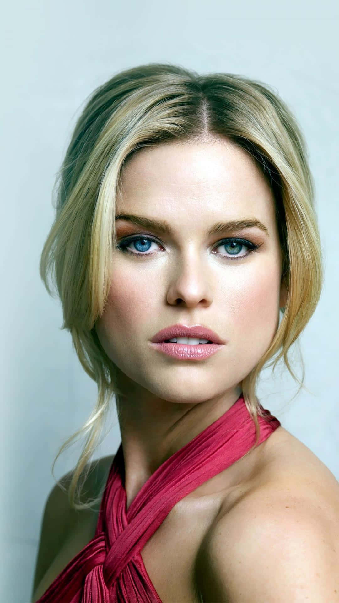 Stunning Alice Eve Posing In A Gorgeous Outfit Background