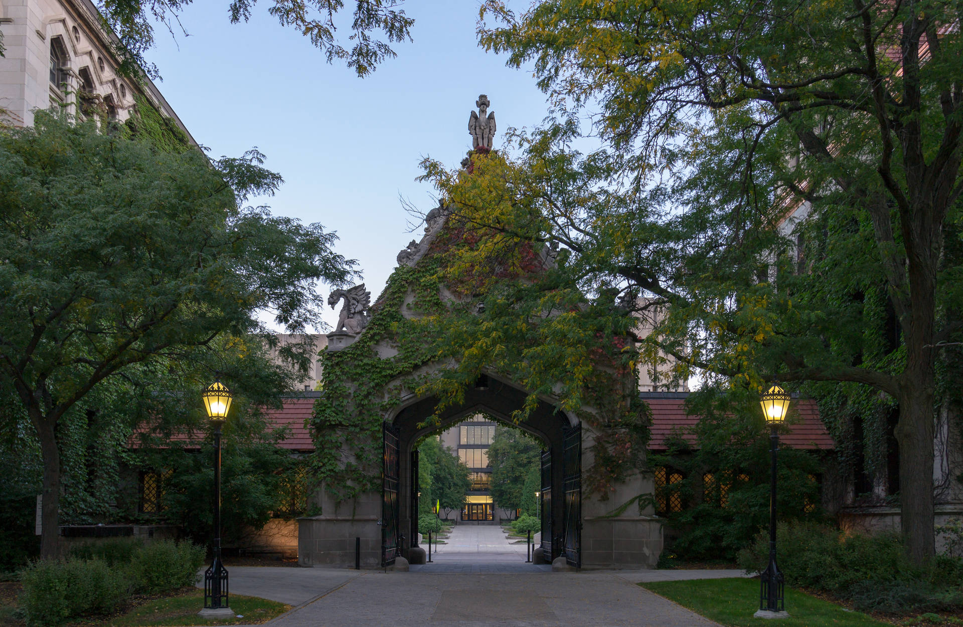 Stunning Archway View Of The University Of Chicago Background