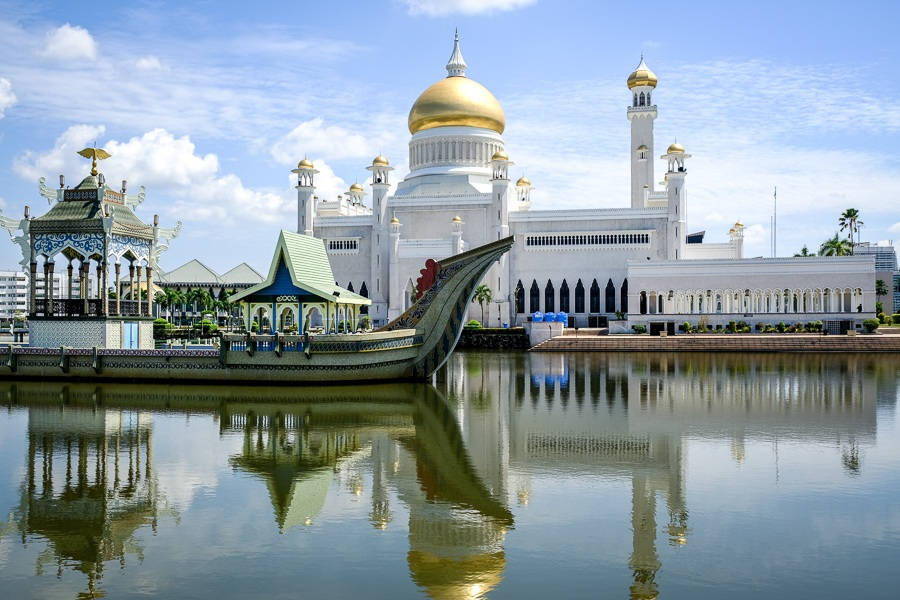 Stunning Brunei Omar Ali Saifuddien Mosque Background