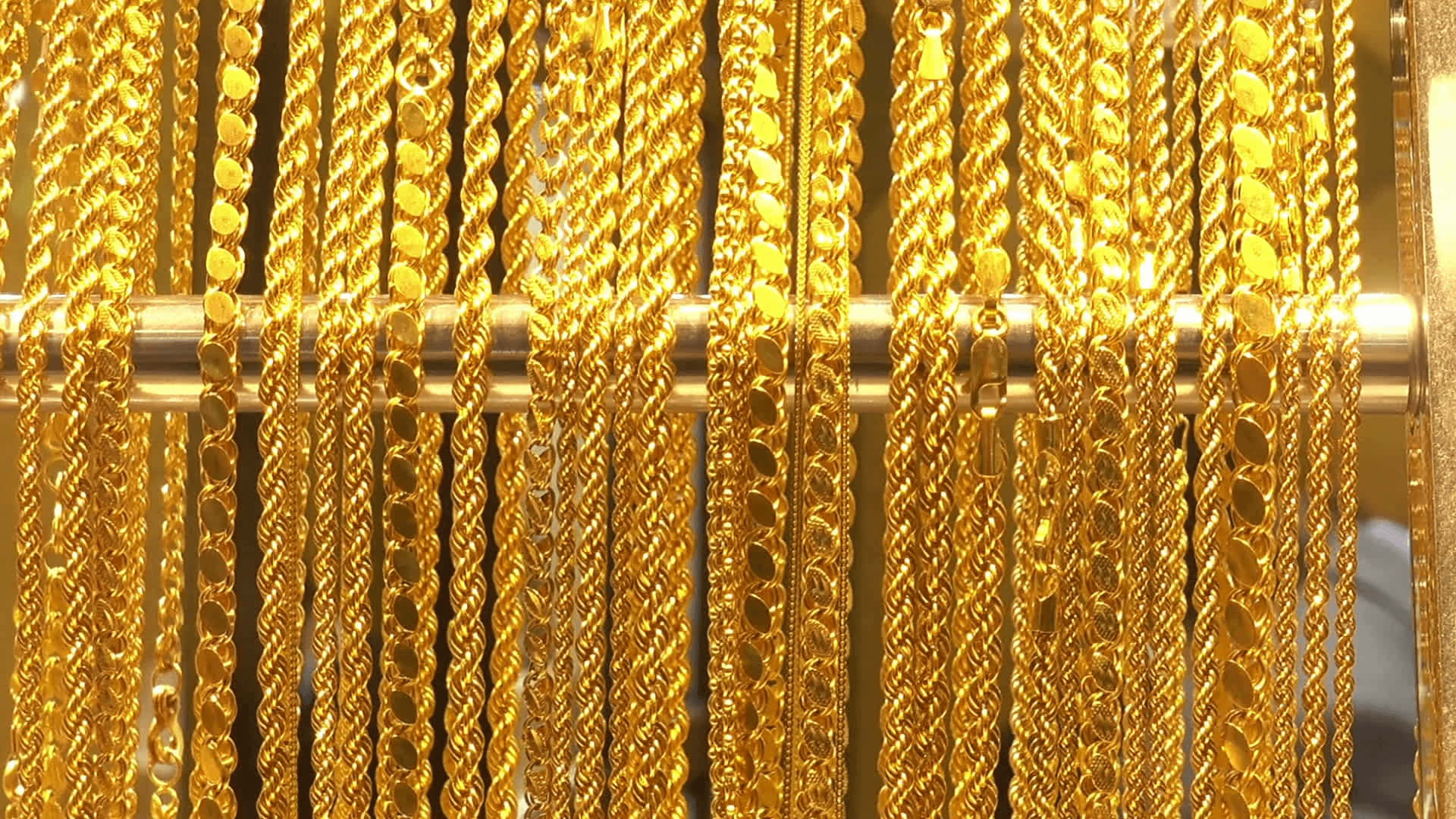 Stunning Gold Chain For Every Occasion Background
