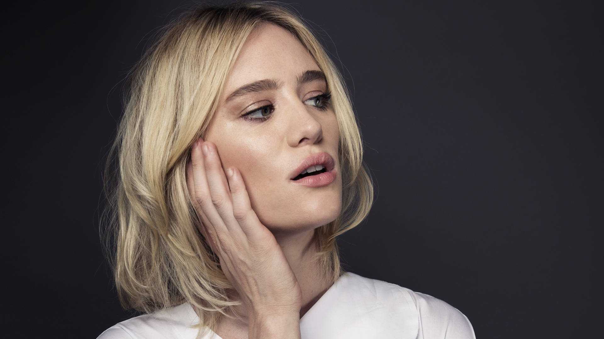 Stunning Hollywood Actress Mackenzie Davis In A Minimalist High-definition Photoshoot.