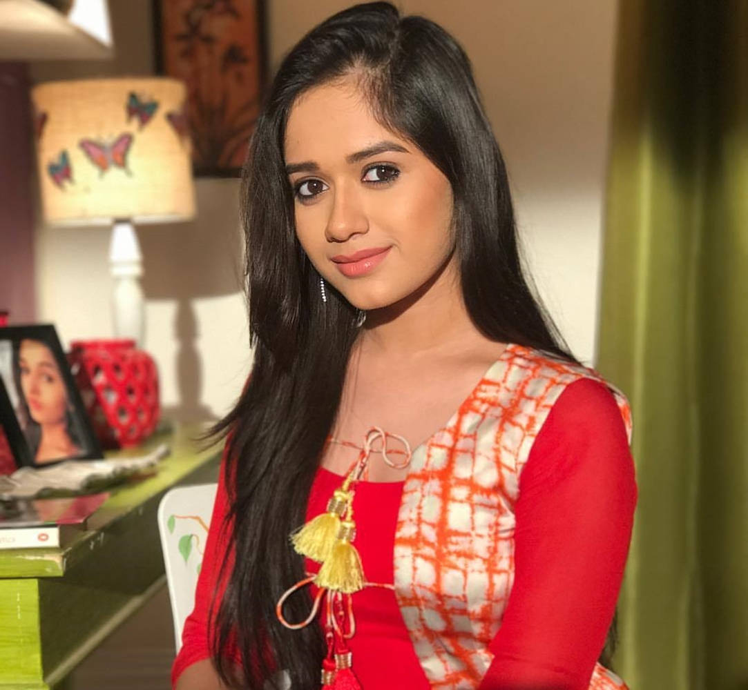 Stunning Jannat Zubair Flaunting Her Grace In Traditional Indian Attire Background