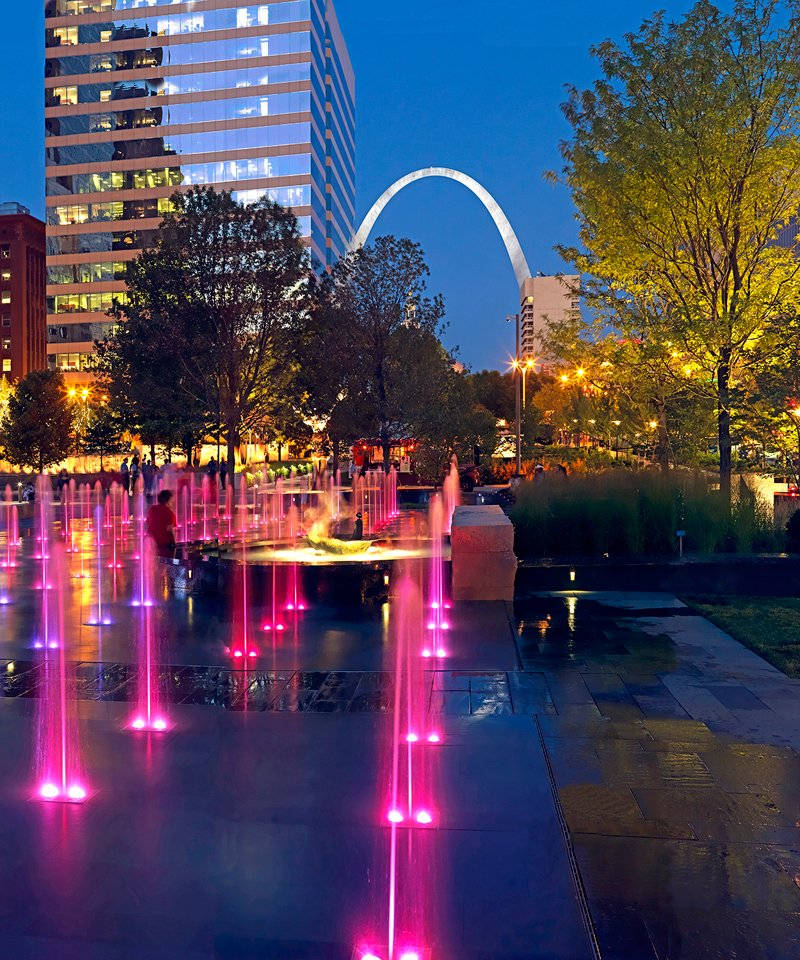 Stunning Night View Of Gateway Fountain In St. Louis Background