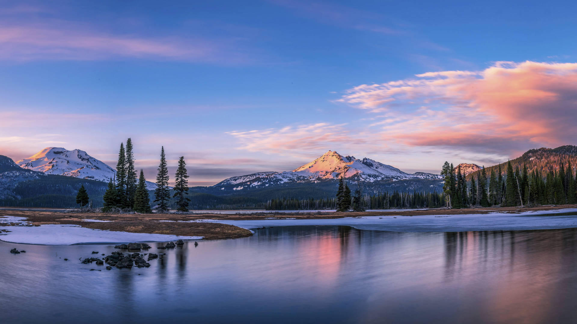 Stunning Oregon Sparks Lake Background