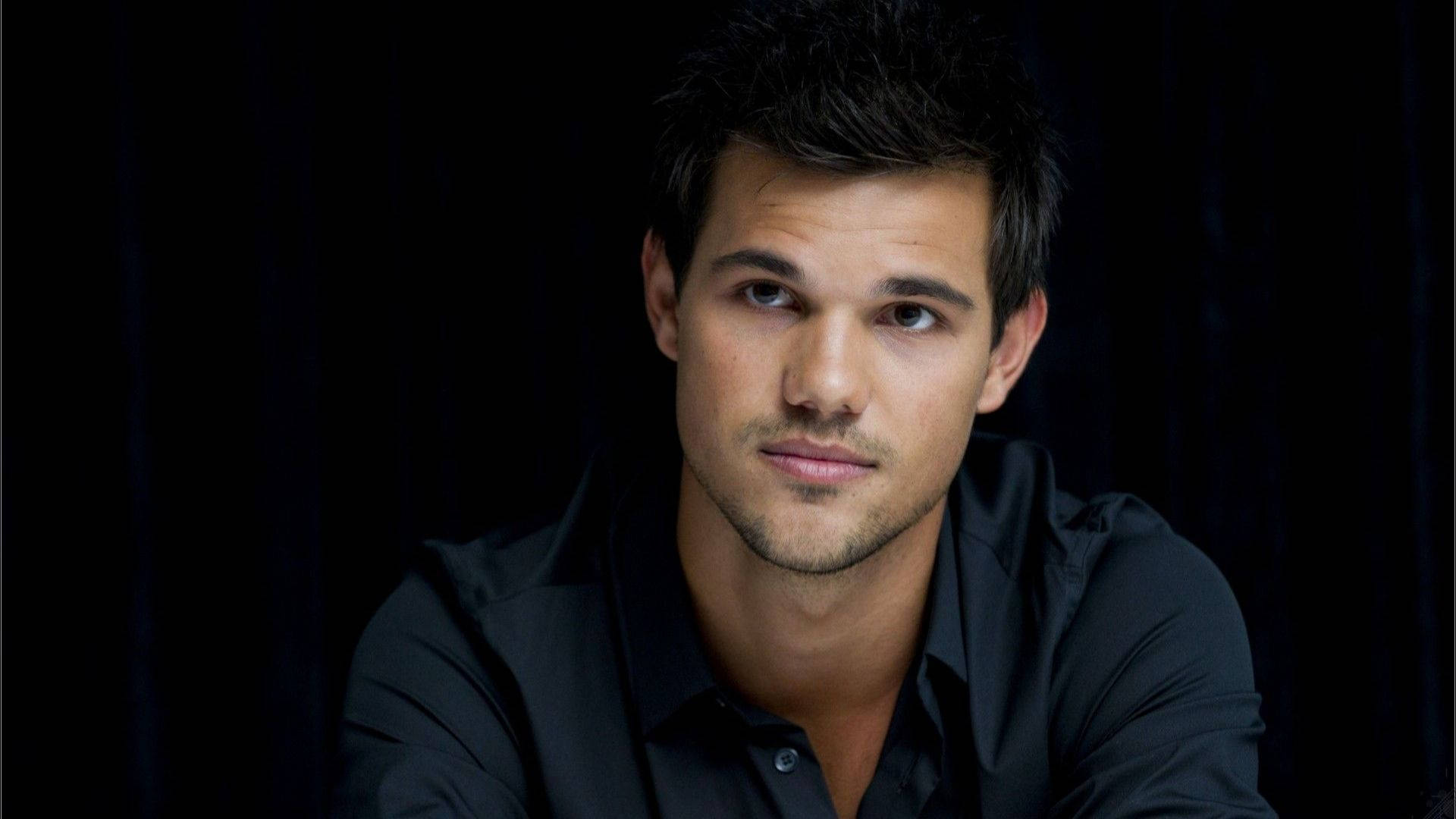 Stunning Taylor Lautner Background