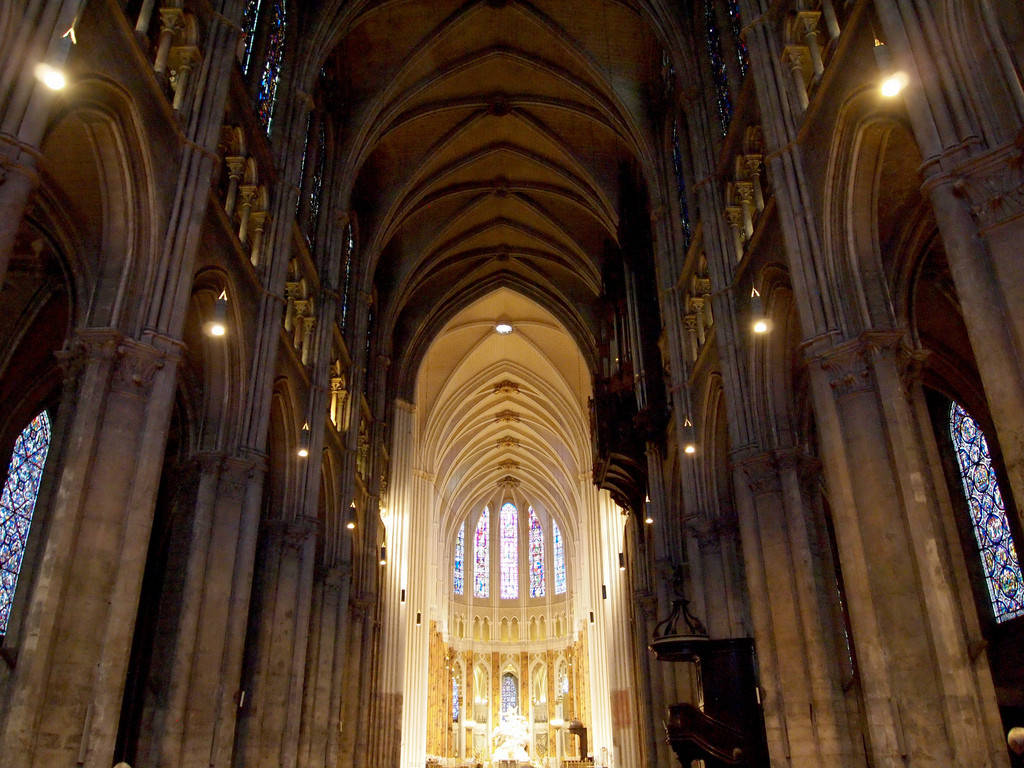 Stunning View Of Chartres Cathedral Background