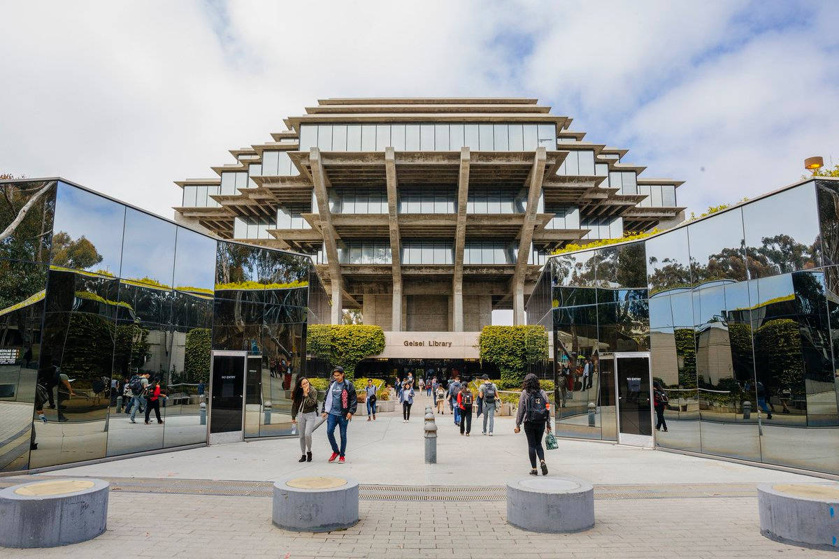 Stunning View Of Cloudy Geisel Grounds At Ucsd Background