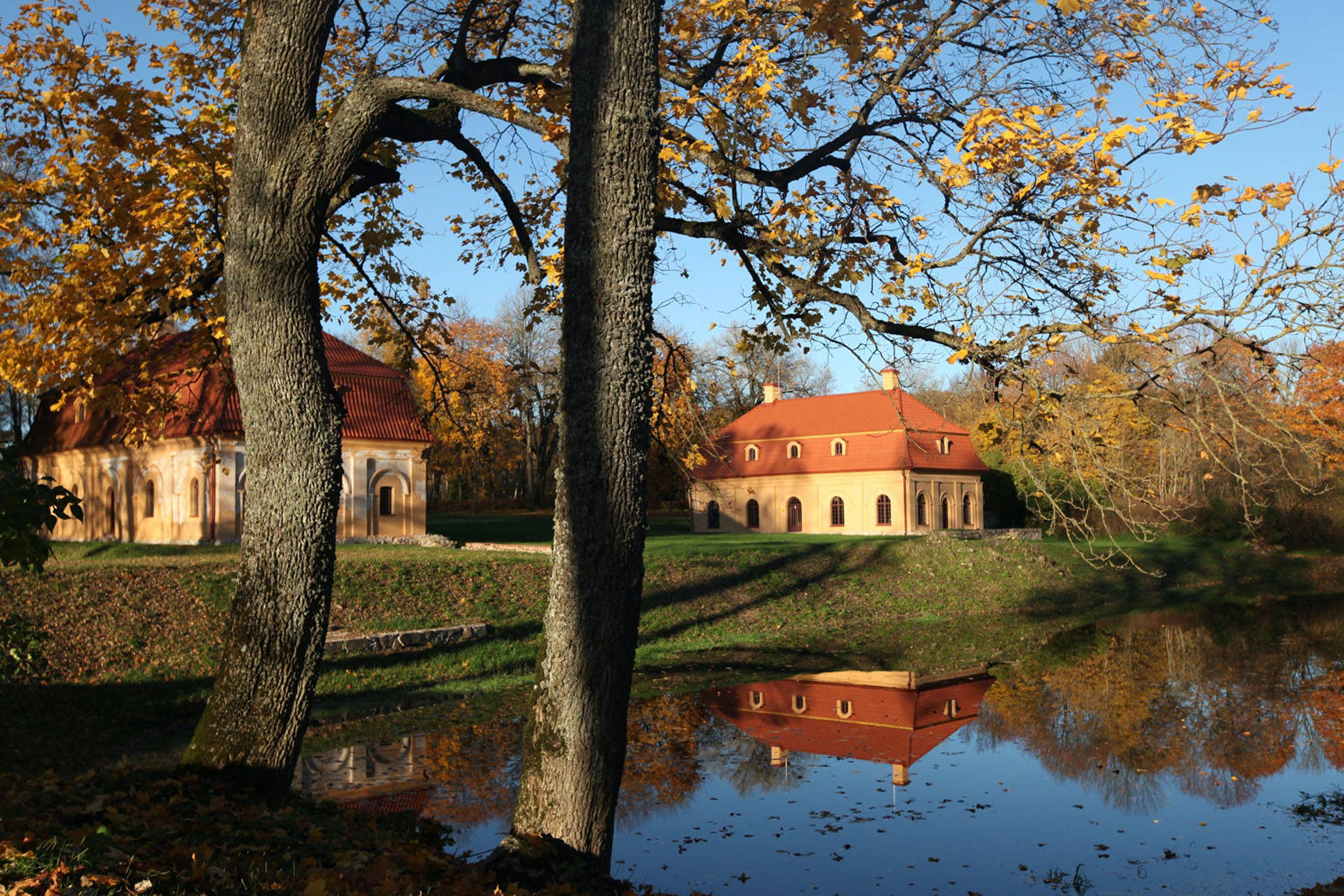 Stunning View Of Liubavas Manor In Vilnius Background
