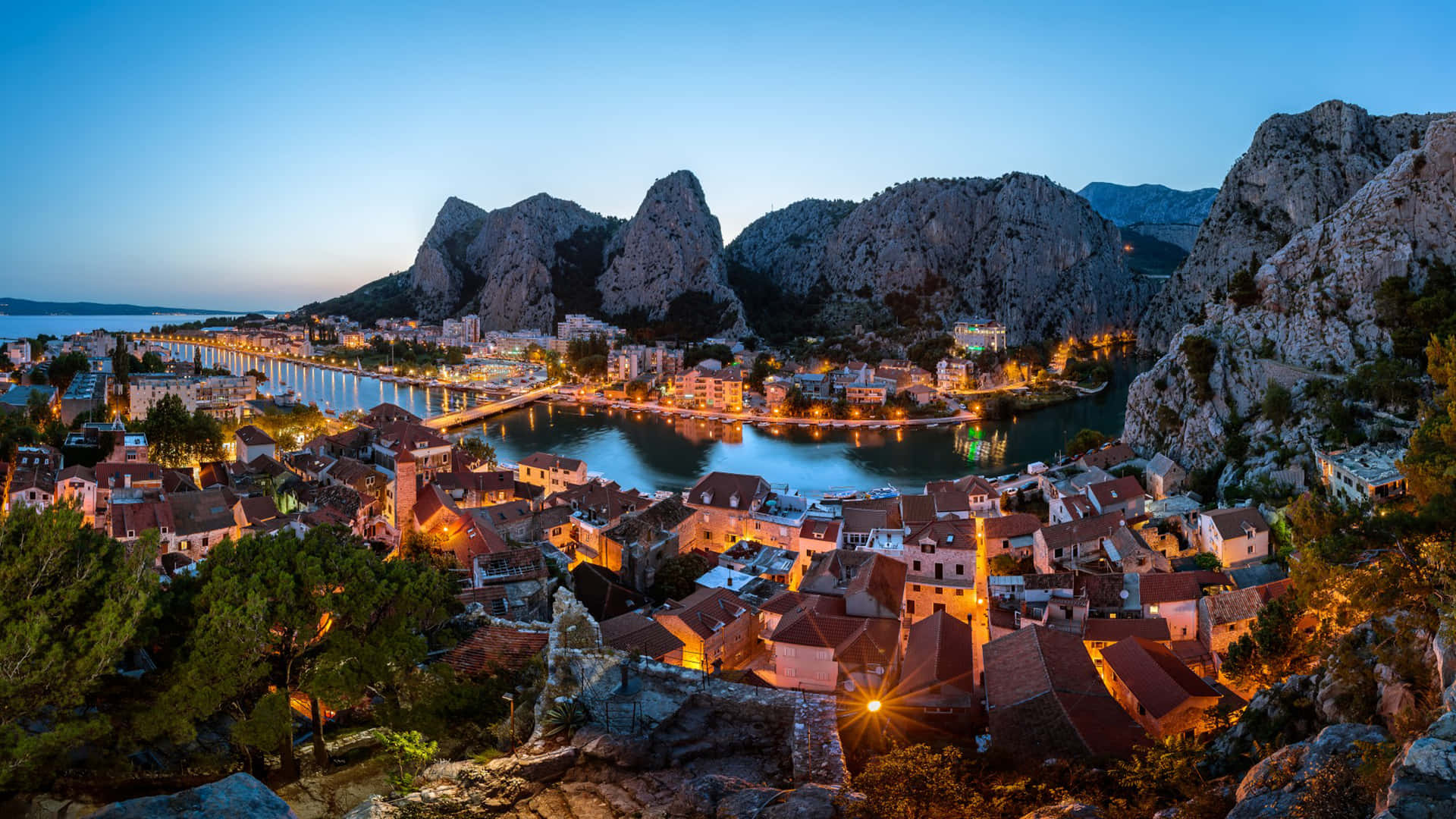 Stunning View Of Omiš, Croatia Background