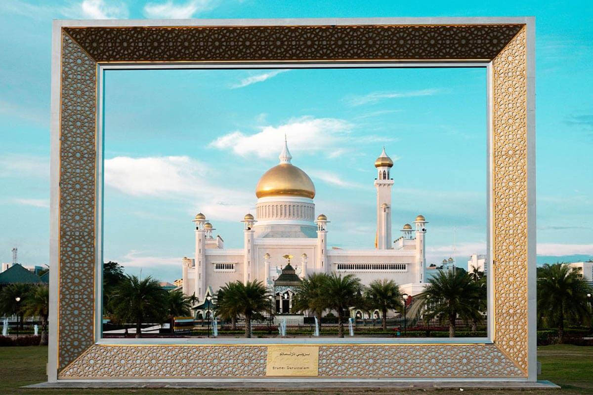 Stunning View Of Sultan Omar Ali Saifuddien Mosque In Brunei