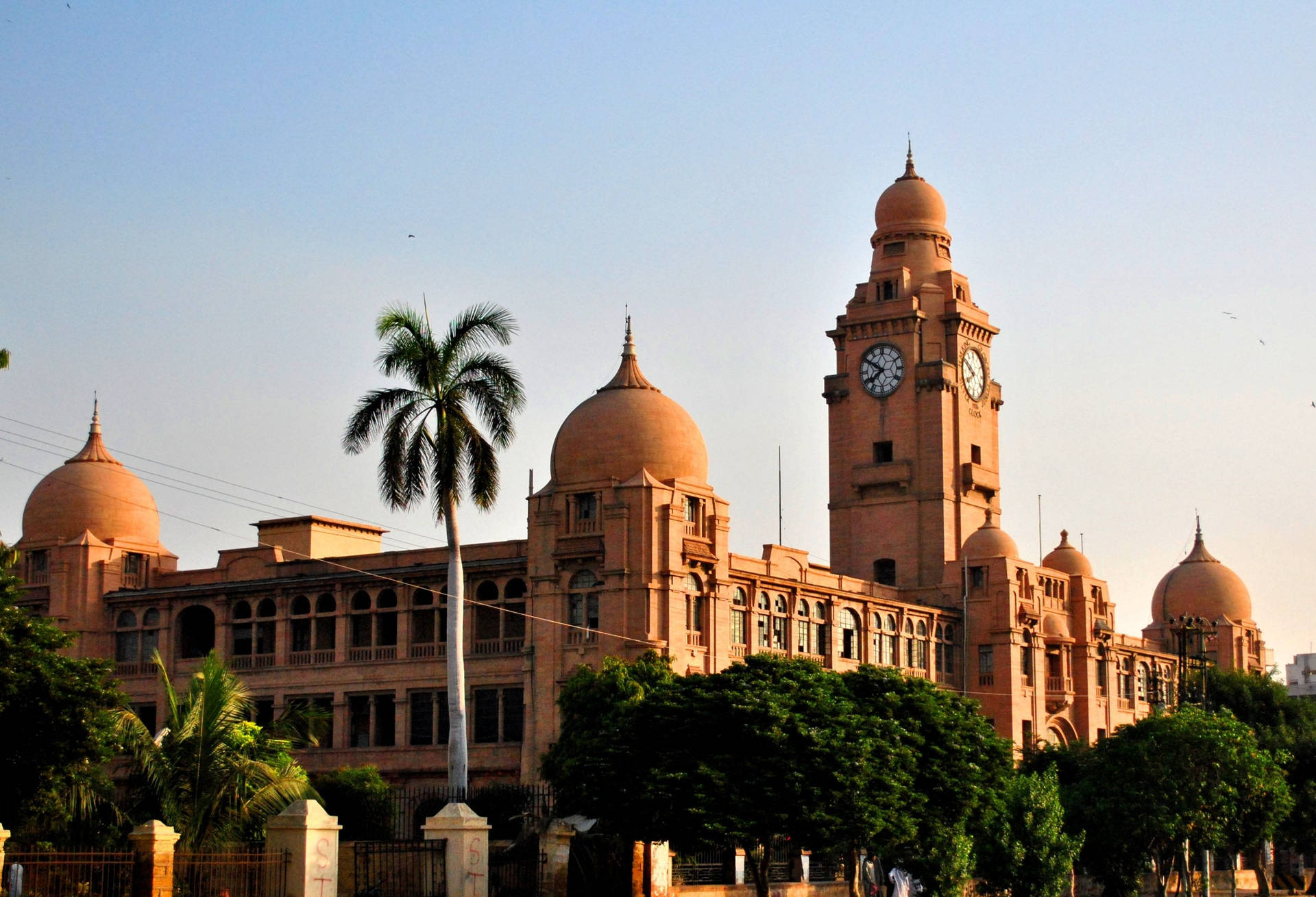 Stunning View Of The Heritage Karachi Metropolitan Corporation Building. Background