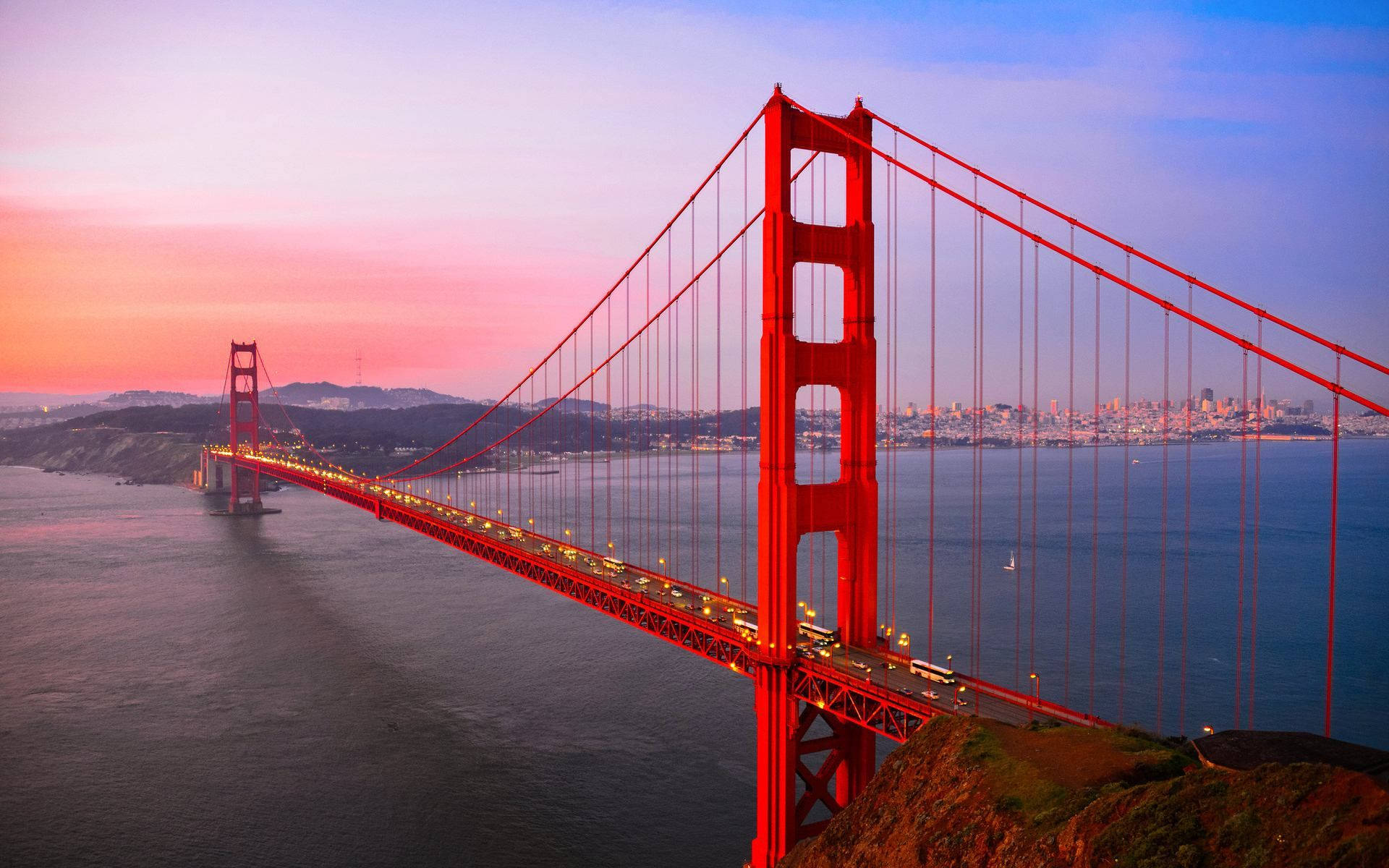 Stunning View Of The Majestic Golden Gate Bridge Background