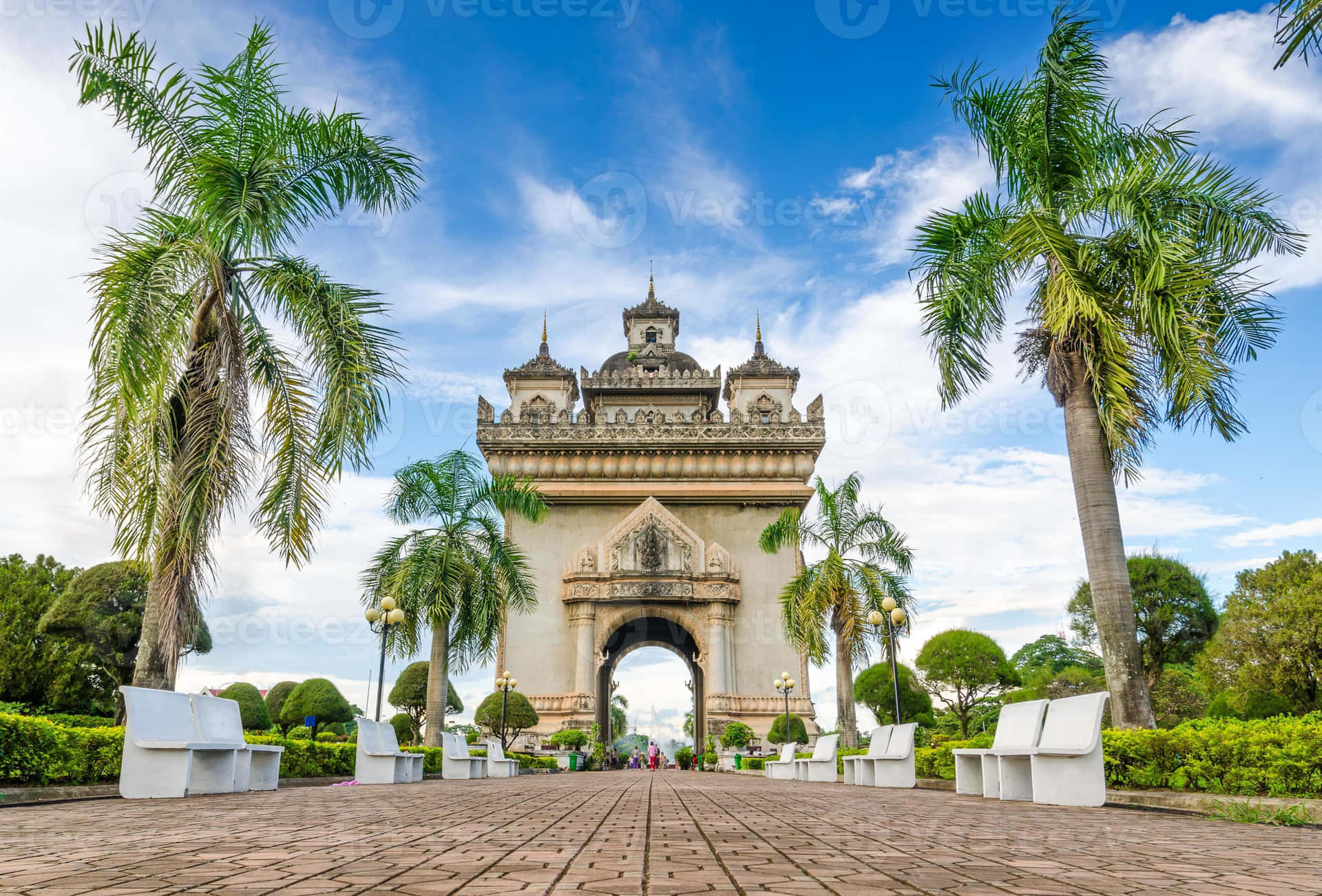Stunning Wide Shot Of The Majestic Patuxai Monument In Vientiane, Laos Background