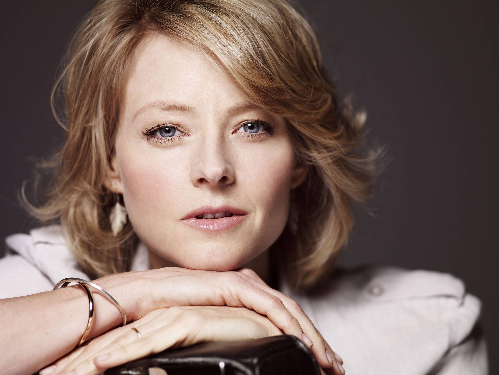 Stylish Jodie Foster Background