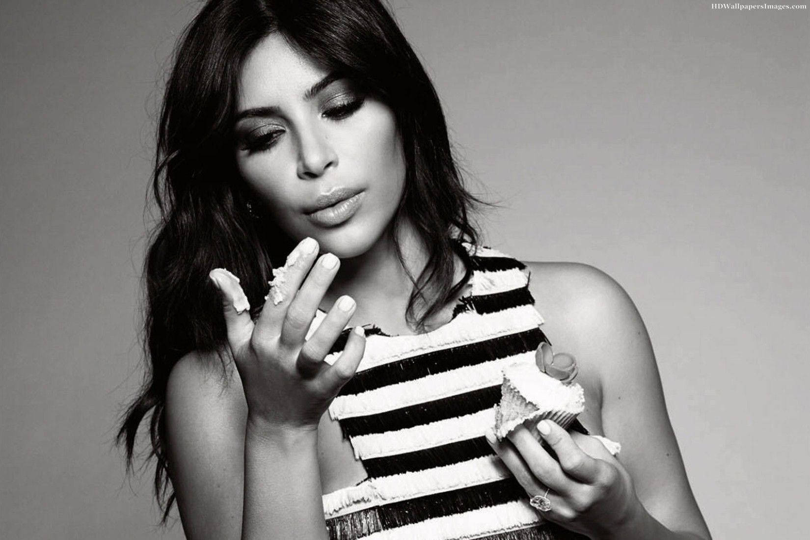 Stylish Kim Kardashian In A Monochrome Outfit Background