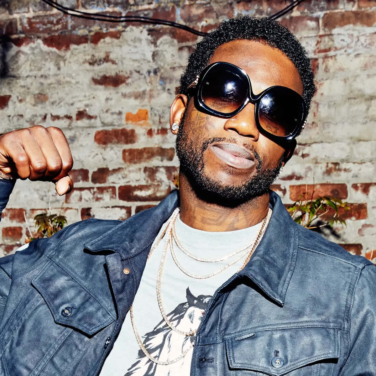 Stylish Man In Sunglasses Brick Backdrop