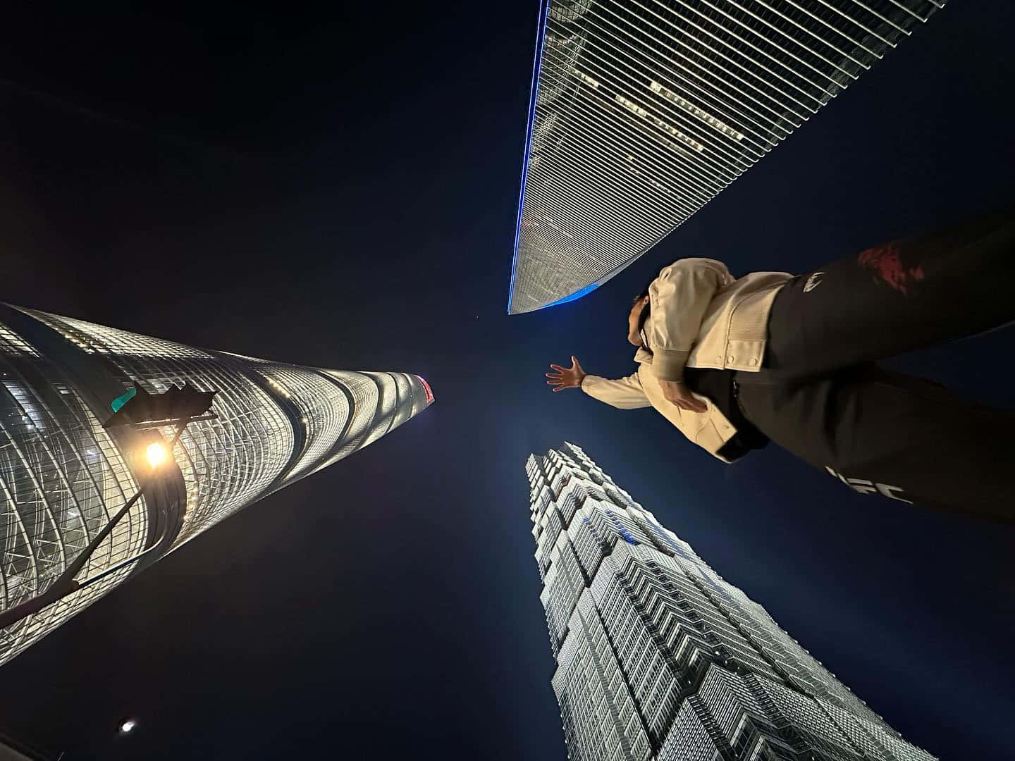 Su Mudaerji Looking Up