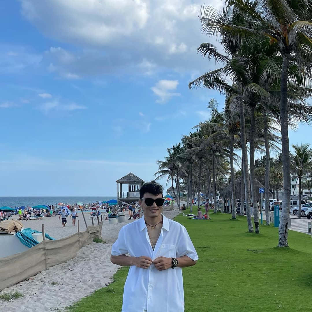 Su Mudaerji Posing Near Palm Trees Background