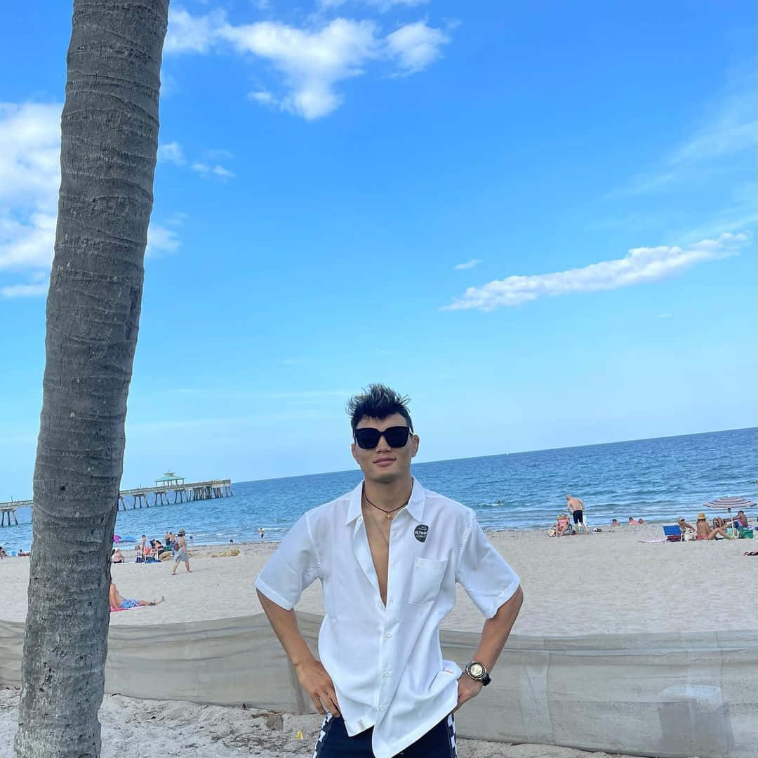 Su Mudaerji Relaxing At The Beach After Intense Training Session Background