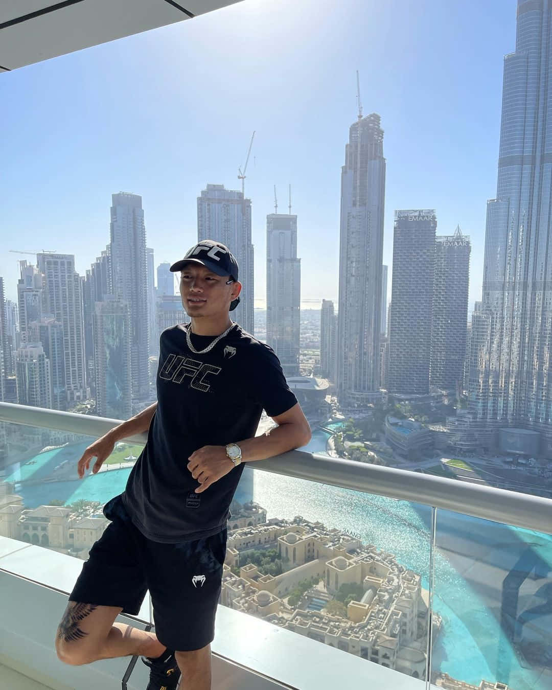 Su Mudaerji Relaxing Near Lagoon