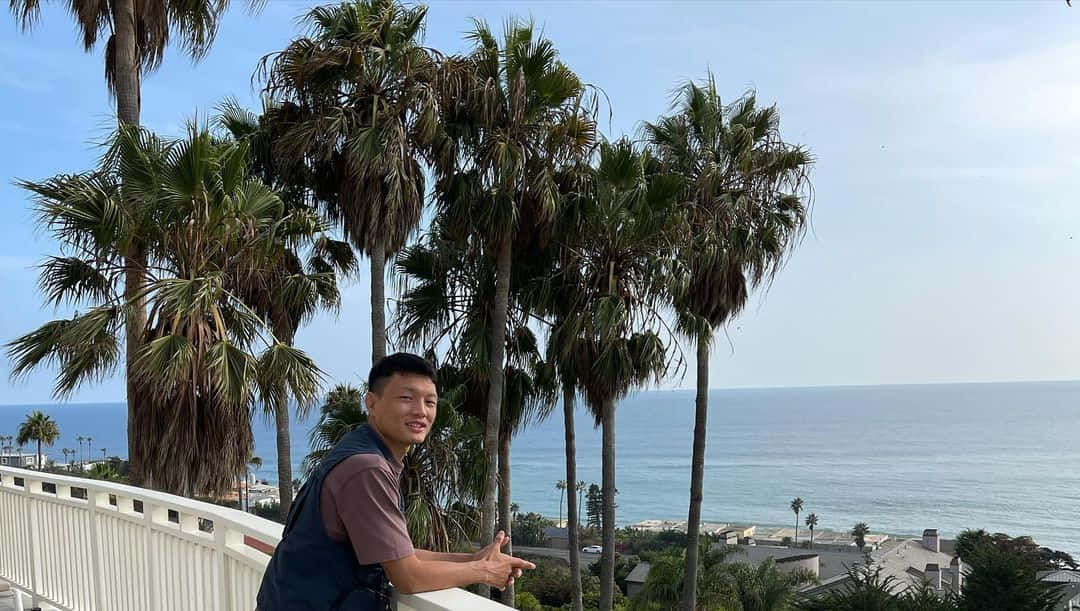 Su Mudaerji Smiling On Balcony