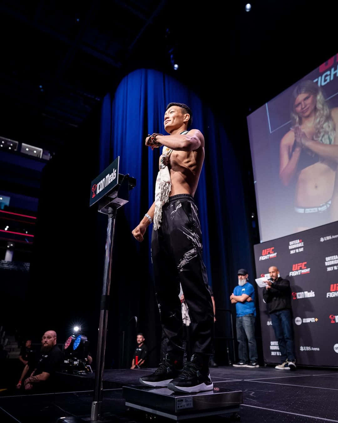 Su Mudaerji Standing On Scale