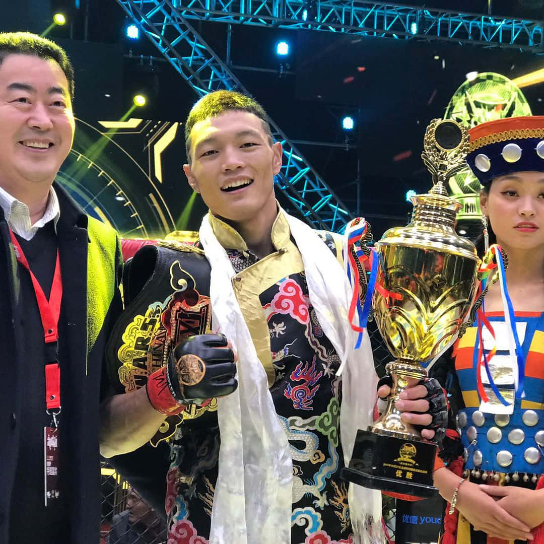 Su Mudaerji With Trophy