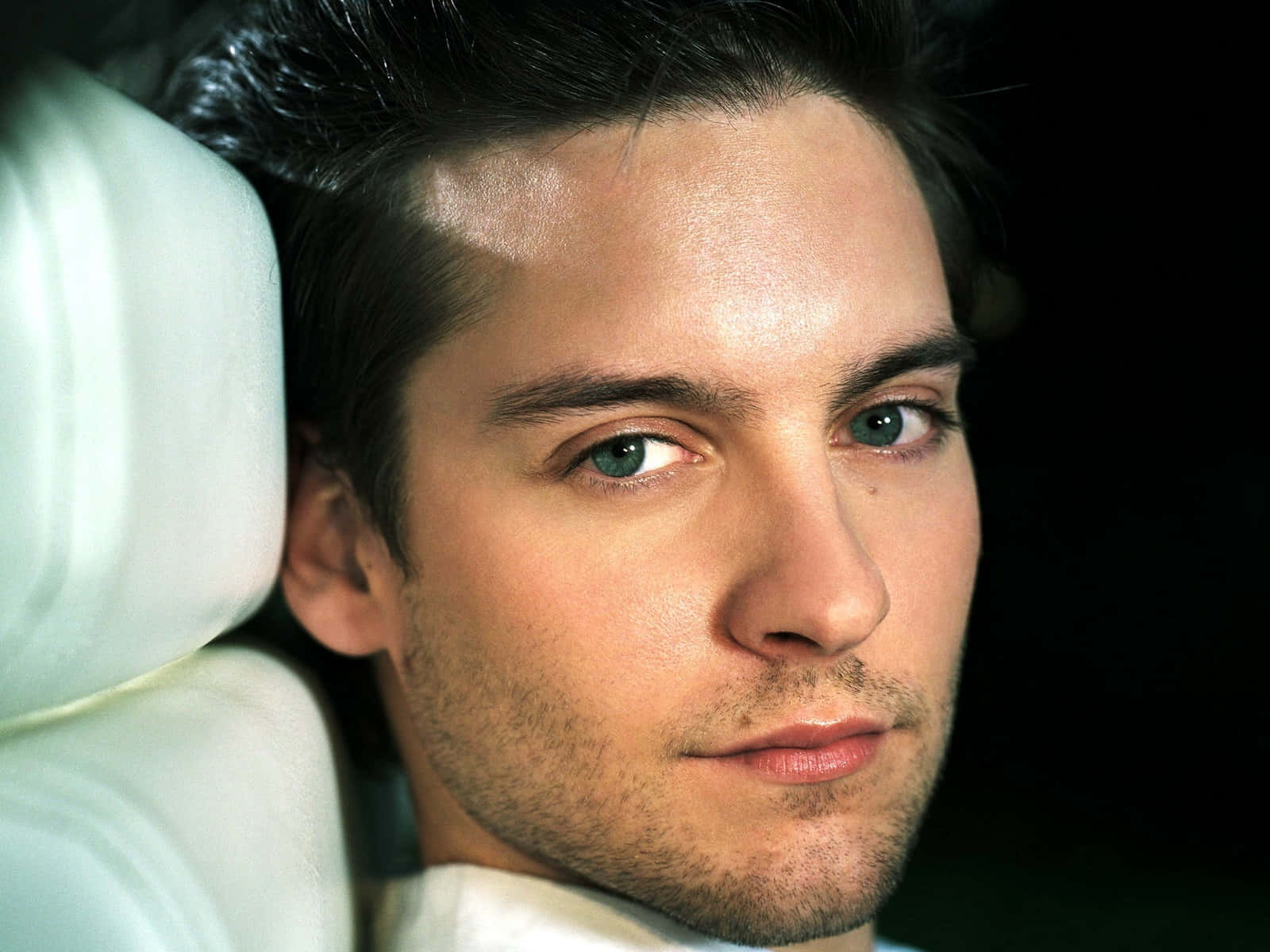 Suave Actor Tobey Maguire [wallpaper] Background
