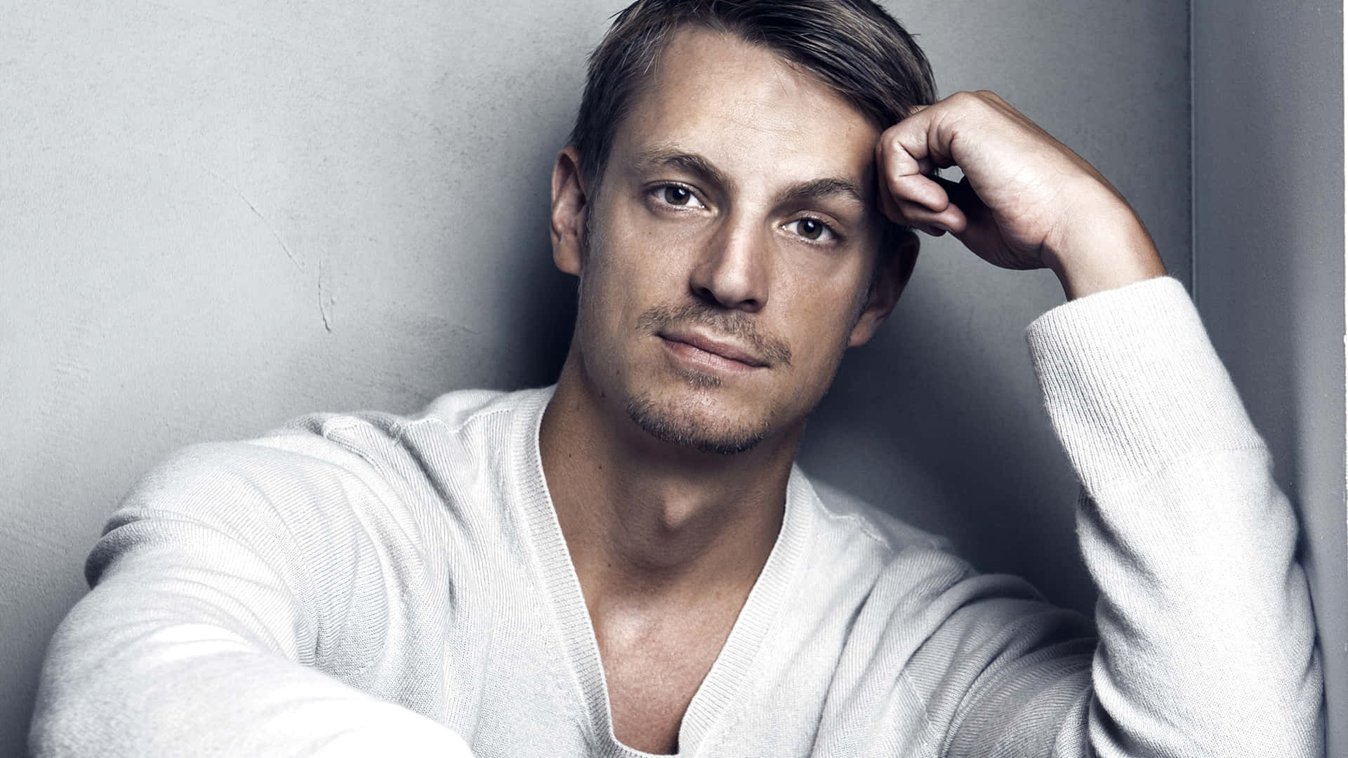 Suave Joel Kinnaman [wallpaper] Background