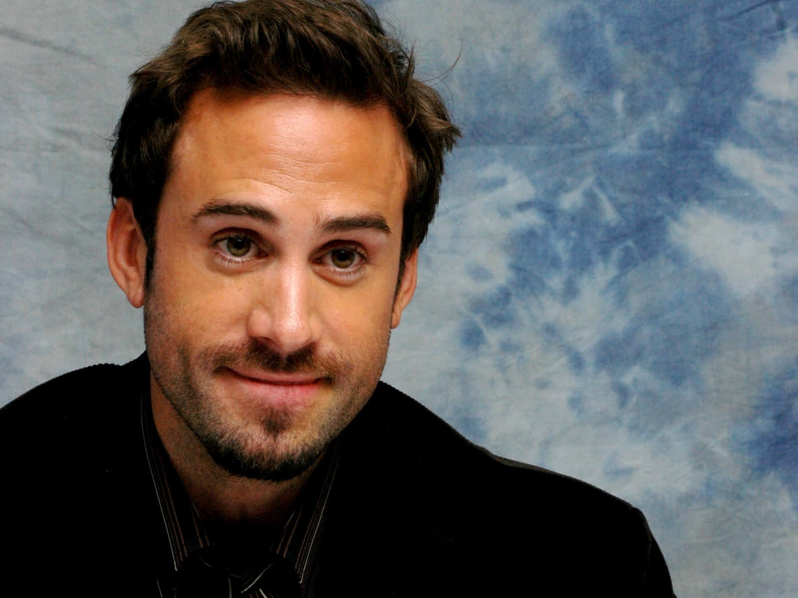 Suave Joseph Fiennes Smiling [wallpaper] Background