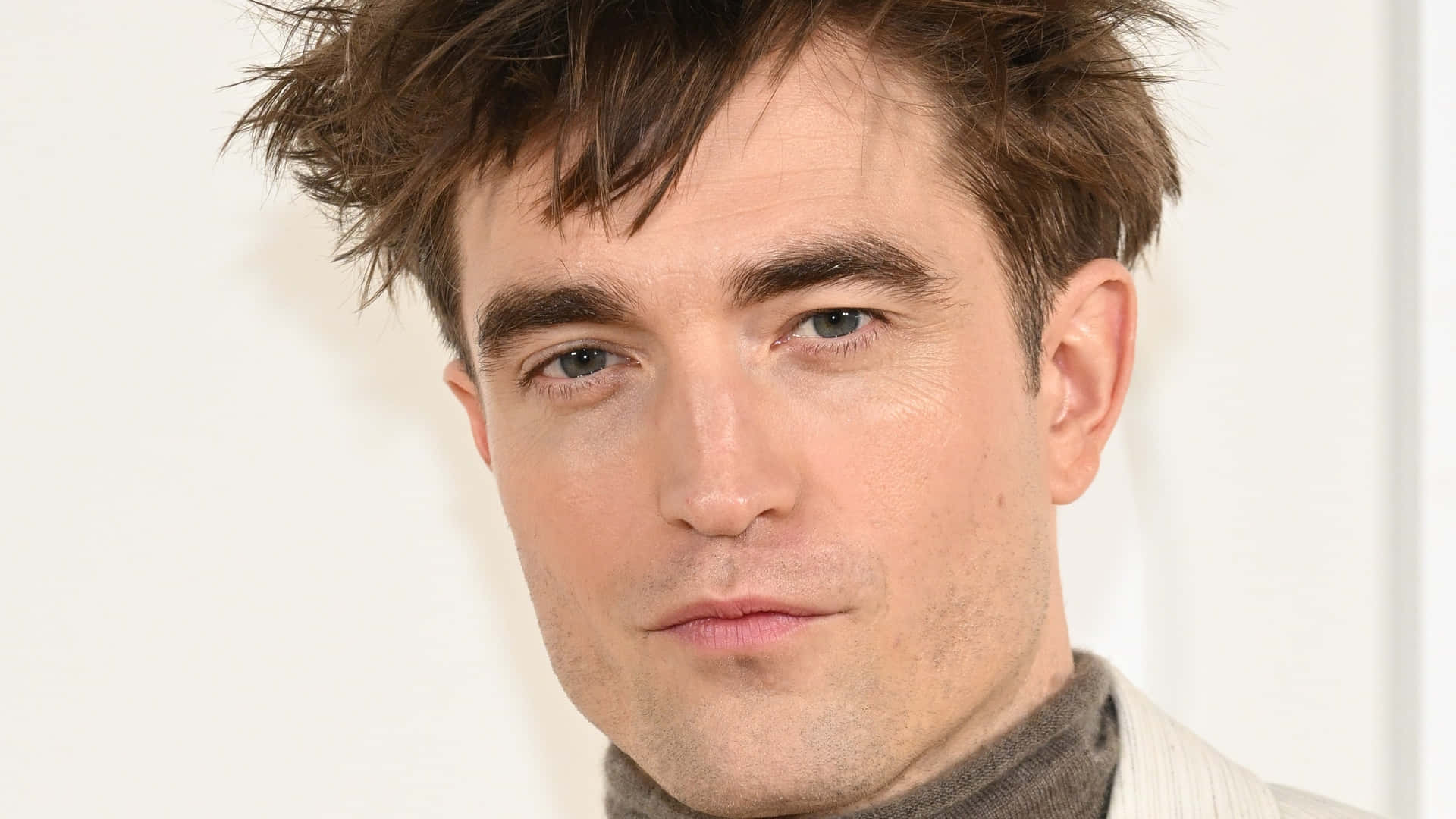 Suave Robert Pattinson Smiling [wallpaper] Background