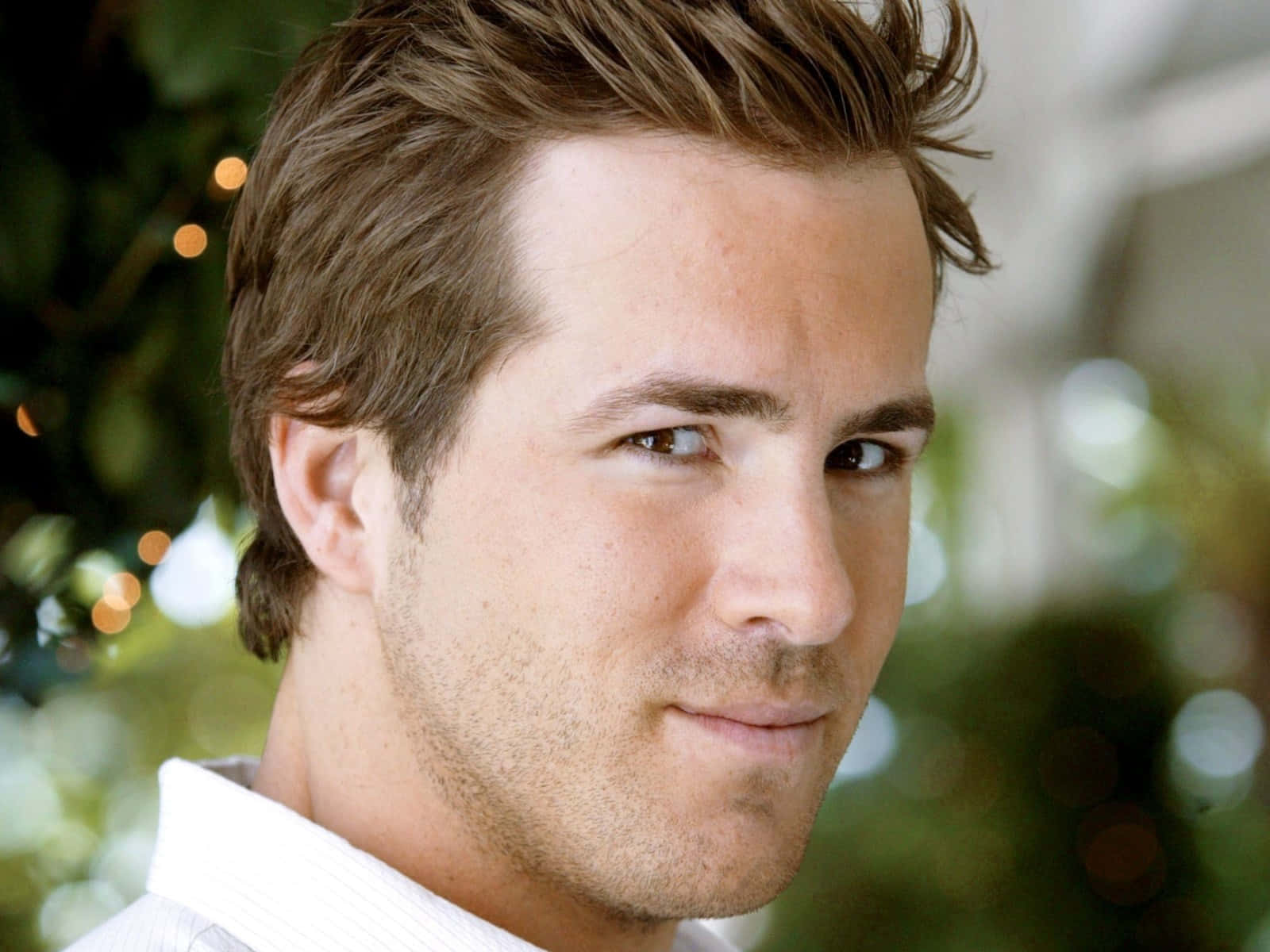Suave Ryan Reynolds Young [wallpaper] Background