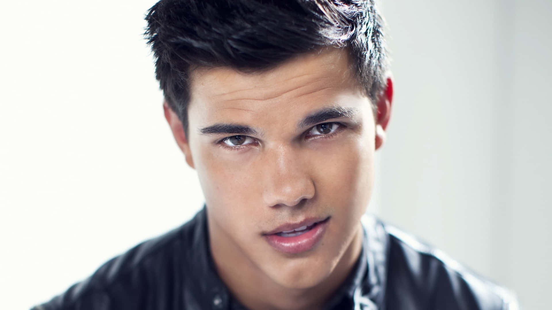Suave Taylor Lautner [wallpaper] Background