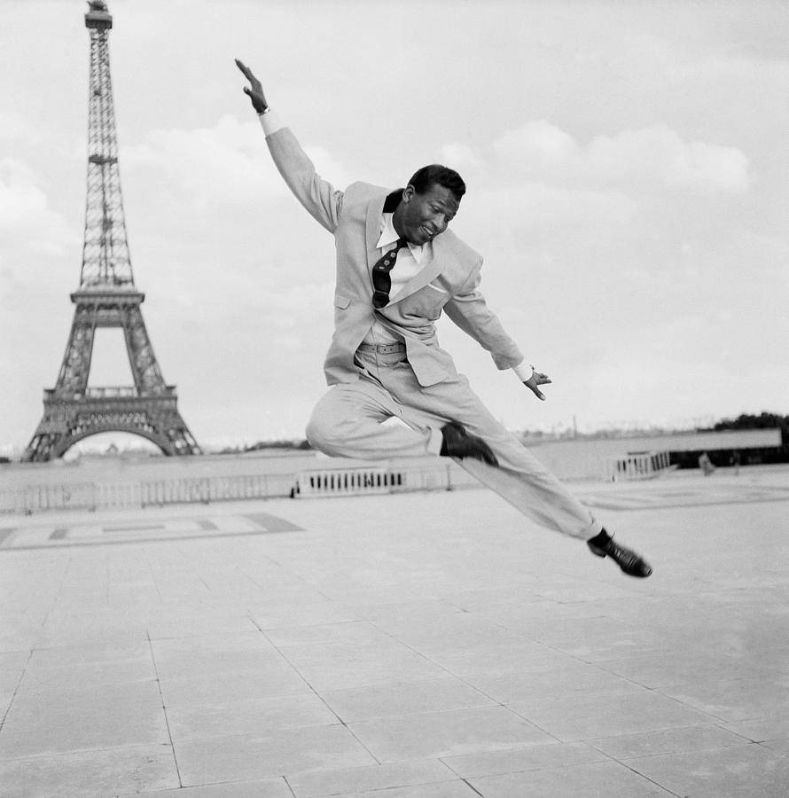 Sugar Ray Robinson In Paris Background