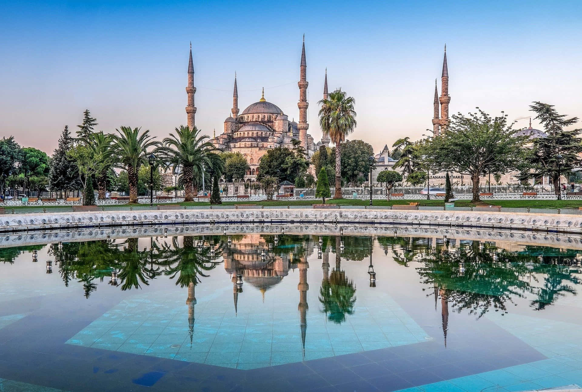 Sultan Ahmed Mosque Nearby Pool Background