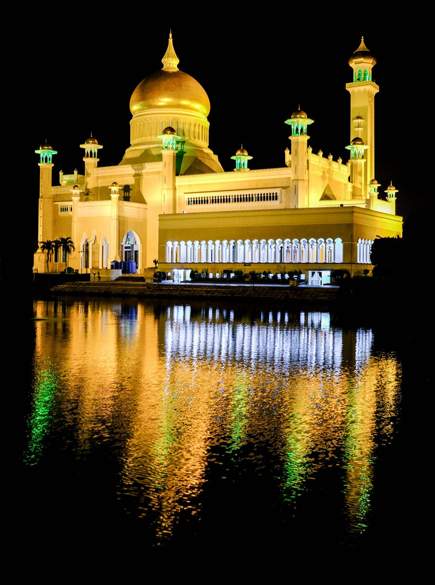 Sultan Omar Ali Saifuddin Mosque Illuminated At Night In Brunei