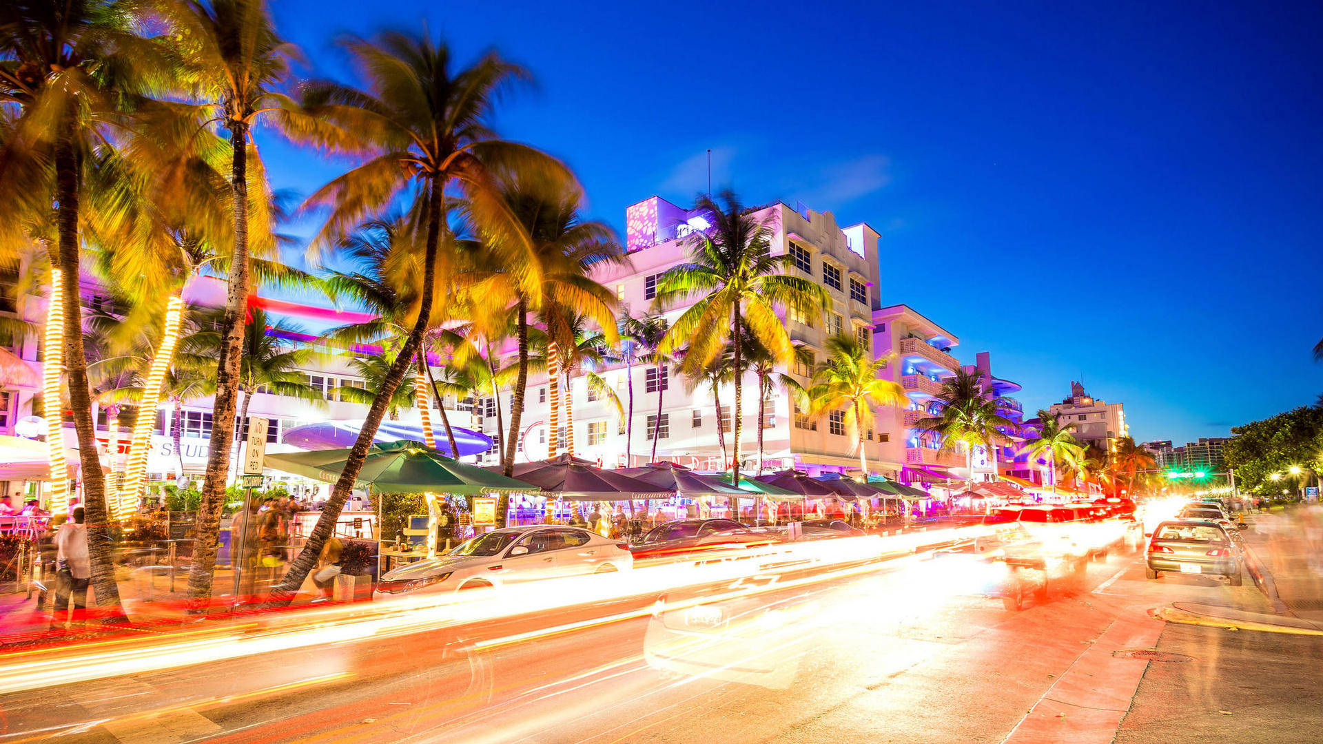 Sun-kissed Streets Of Vibrant Miami Background