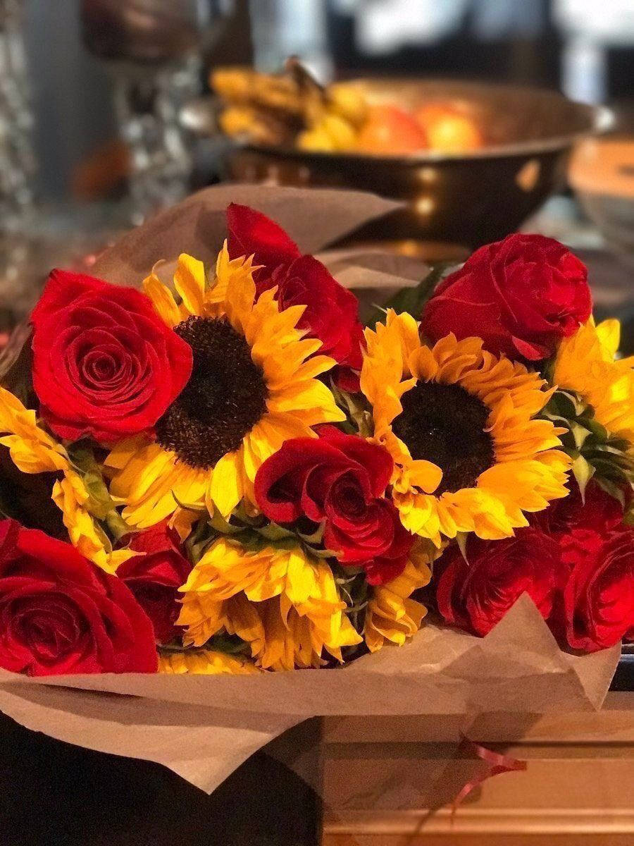 Sunflower And Roses Romantic Dinner Bouquet Background