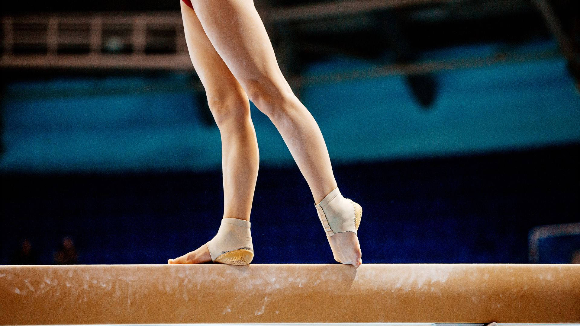 Sunisa Lee Feet Gymnastics On Balance Beam Background