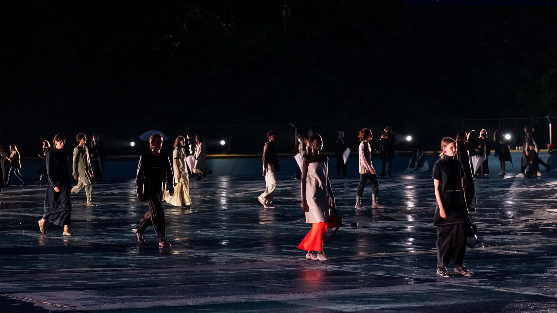 Sunnei Ss21 Womenswear In Empty Swimming Pool Background