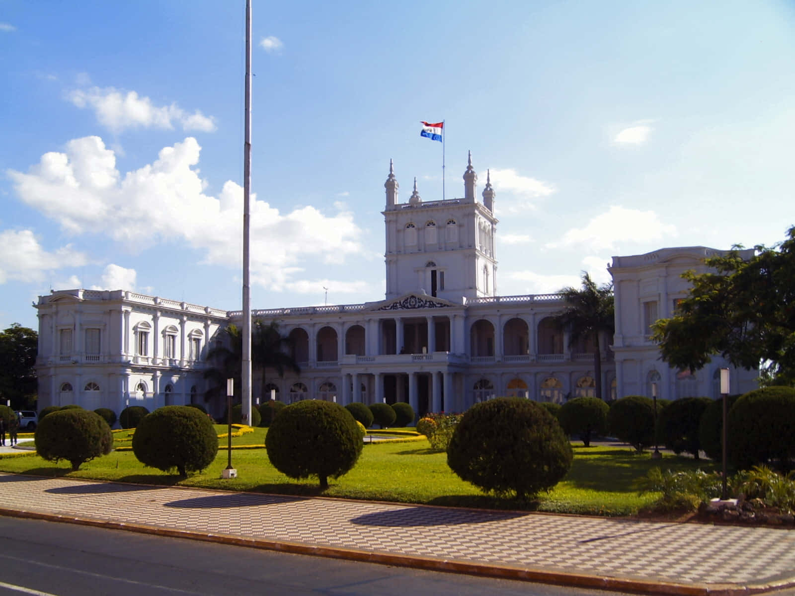 Sunny Day In Palacio De Lopez In Asuncion Background