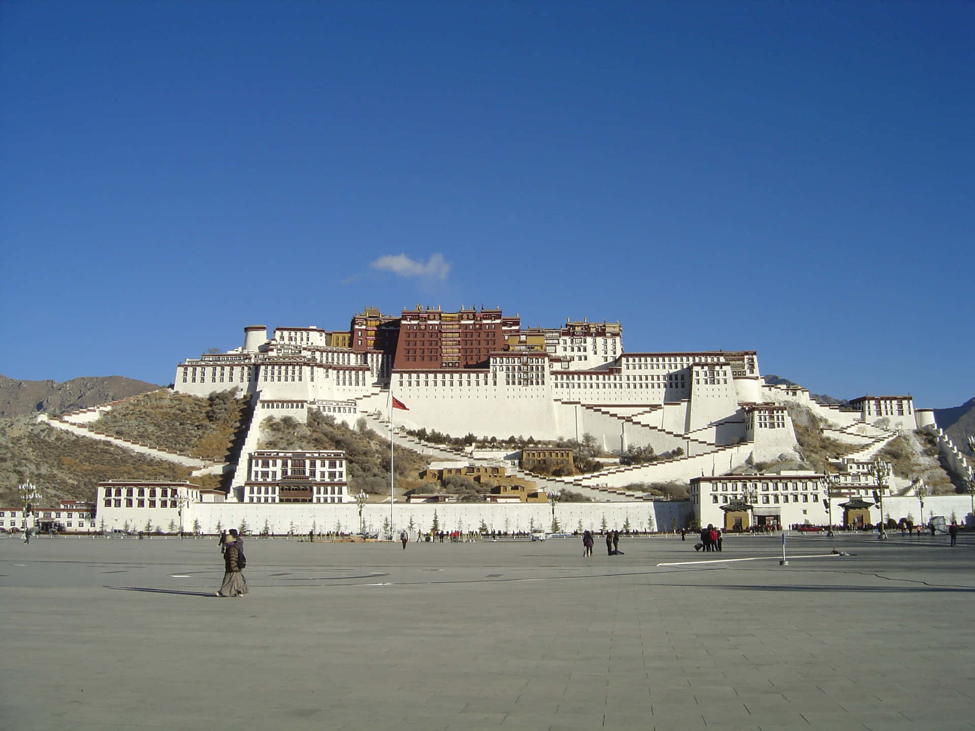 Sunny Day In Potala Palace In Lhasa Background