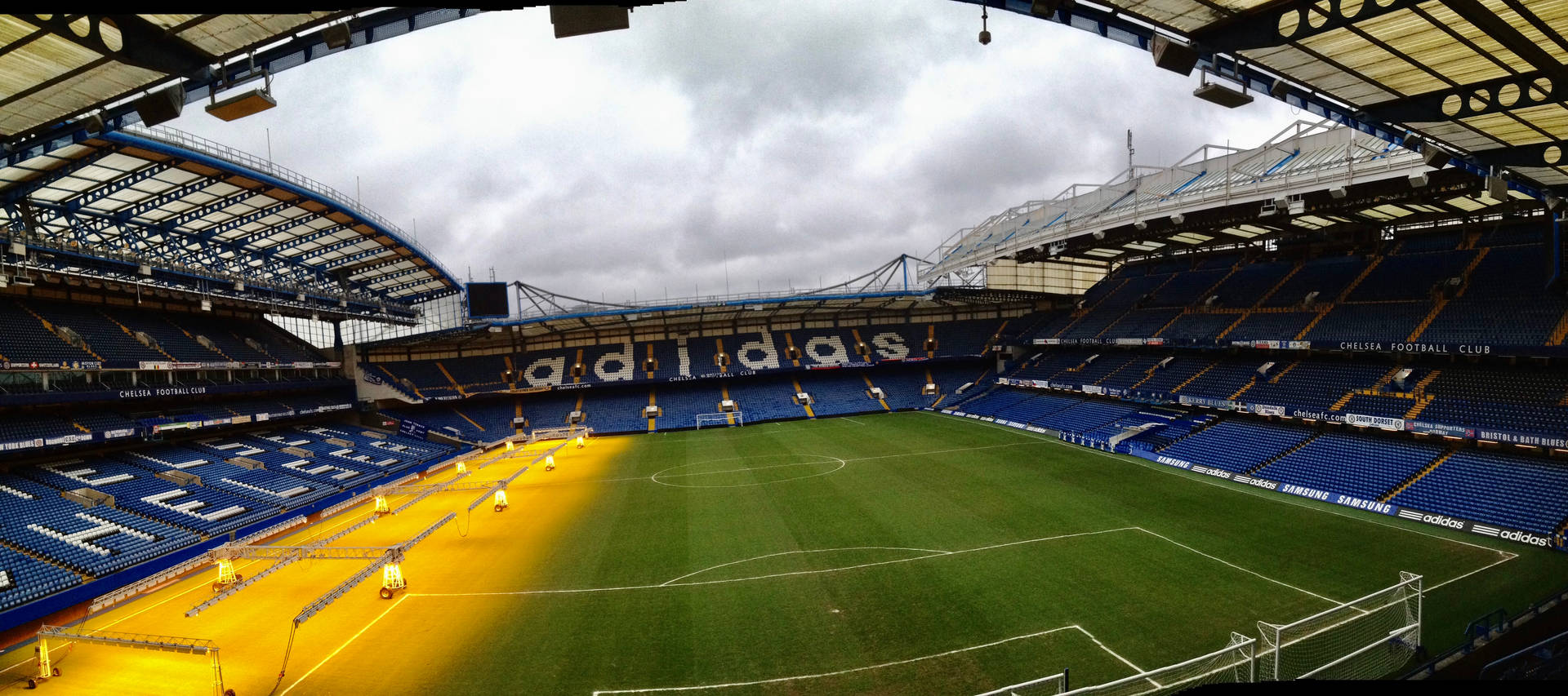 Sunrays At Stamford Bridge Background