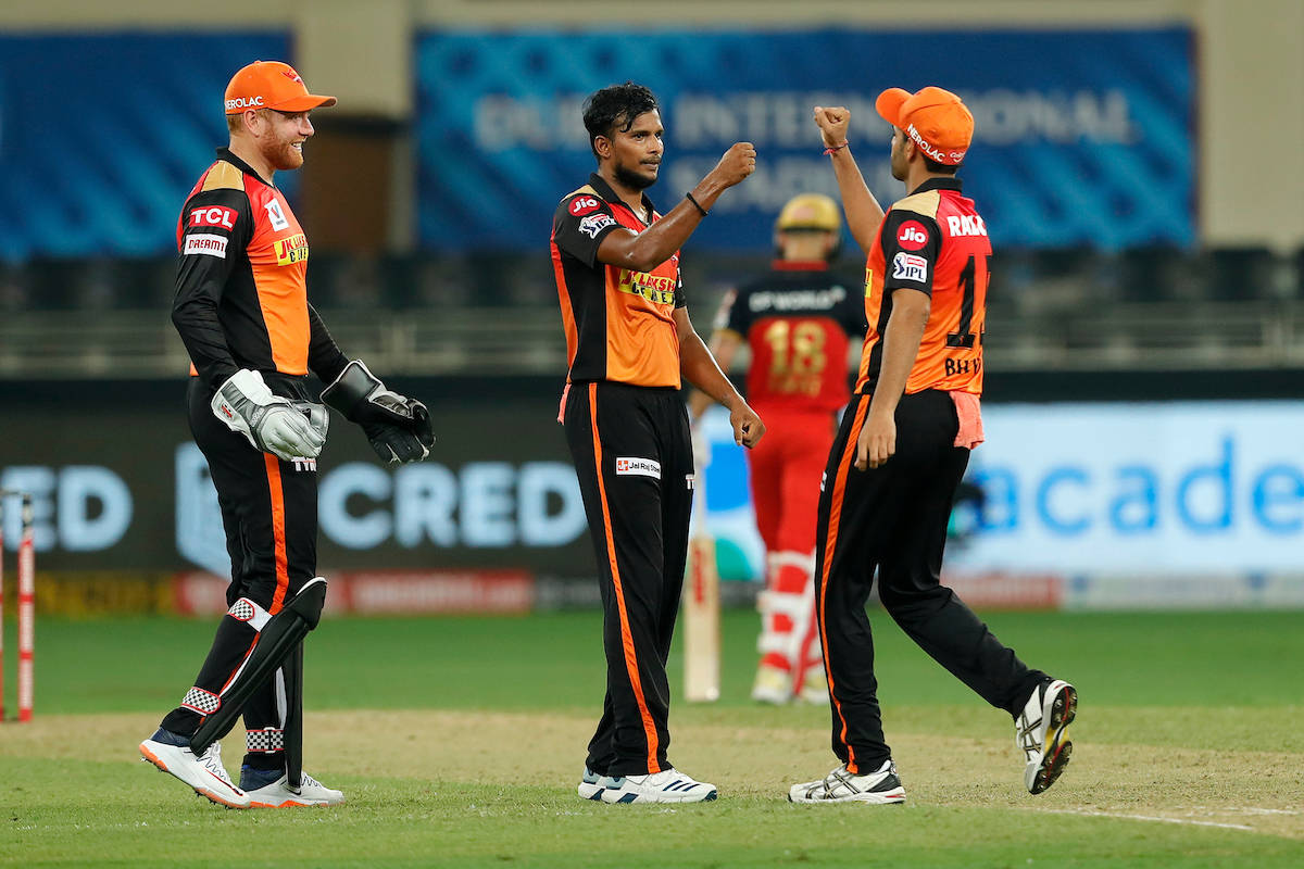 Sunrisers Hyderabad Players Fist Bumping Background