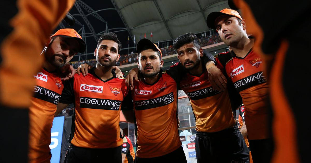 Sunrisers Hyderabad Players In A Huddle Background