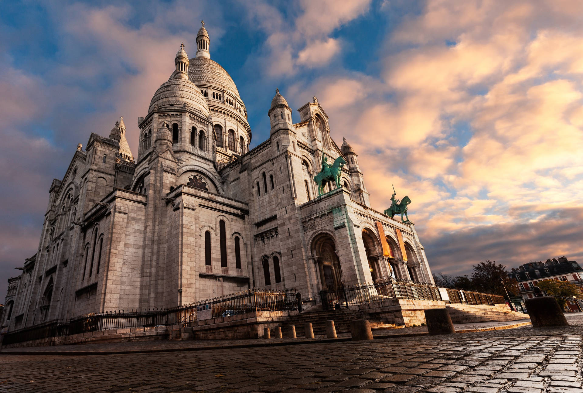 Sunset At Sacre Coeur Basilica Background