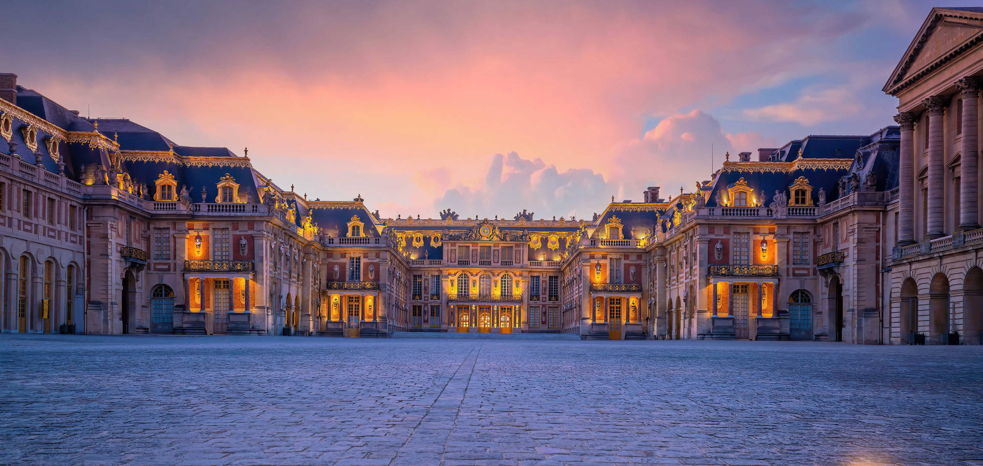 Sunset At The Marble Courtyard At The Palace Of Versailles Background