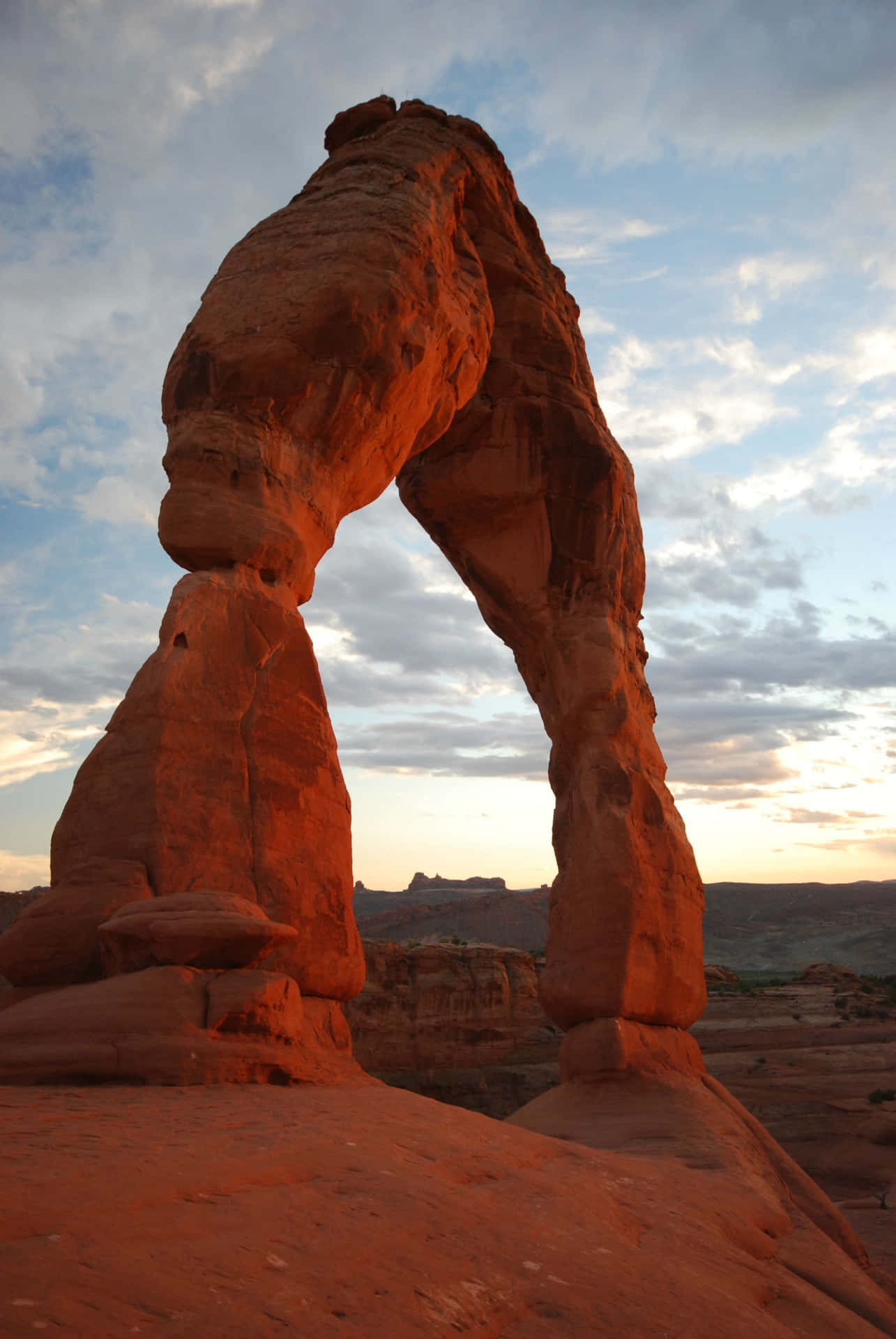 Sunset Glow On Delicate Arch Background